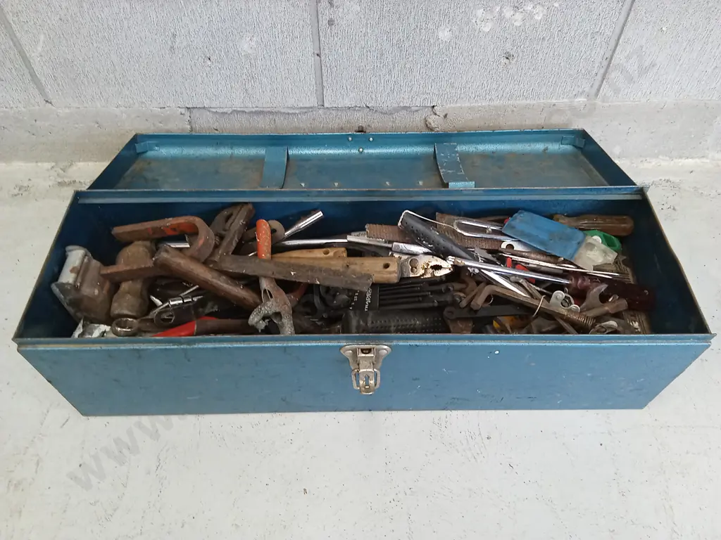 VINTAGE TOOLBOX WITH VARIETY OF HAND TOOLS Image 1++