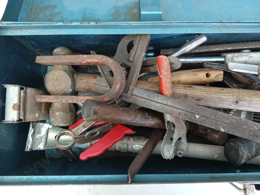 VINTAGE TOOLBOX WITH VARIETY OF HAND TOOLS Image 1++