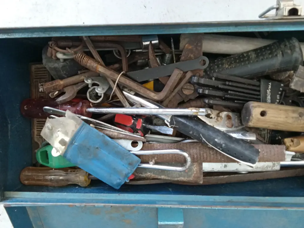 VINTAGE TOOLBOX WITH VARIETY OF HAND TOOLS Image 1++