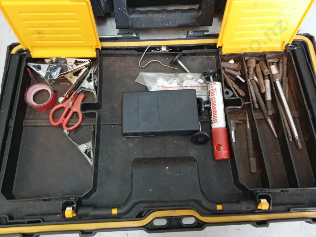 TOOL BOX (LOOSE LID) WITH MANY SOCKETS AND RATCHETS Image 1++
