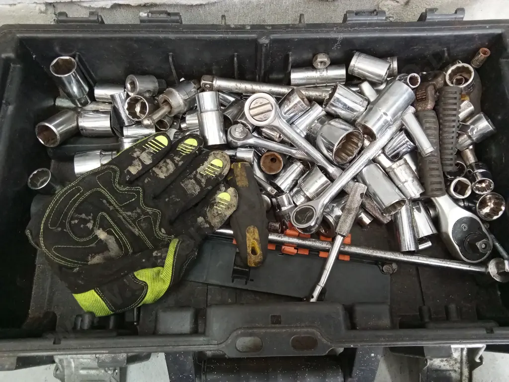 TOOL BOX (LOOSE LID) WITH MANY SOCKETS AND RATCHETS Image 1++