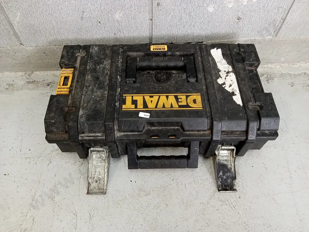 TOOL BOX (LOOSE LID) WITH MANY SOCKETS AND RATCHETS Image 1++