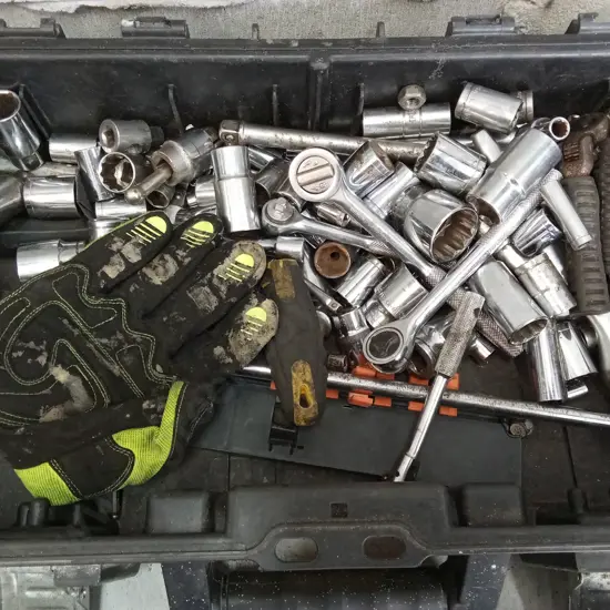 TOOL BOX (LOOSE LID) WITH MANY SOCKETS AND RATCHETS