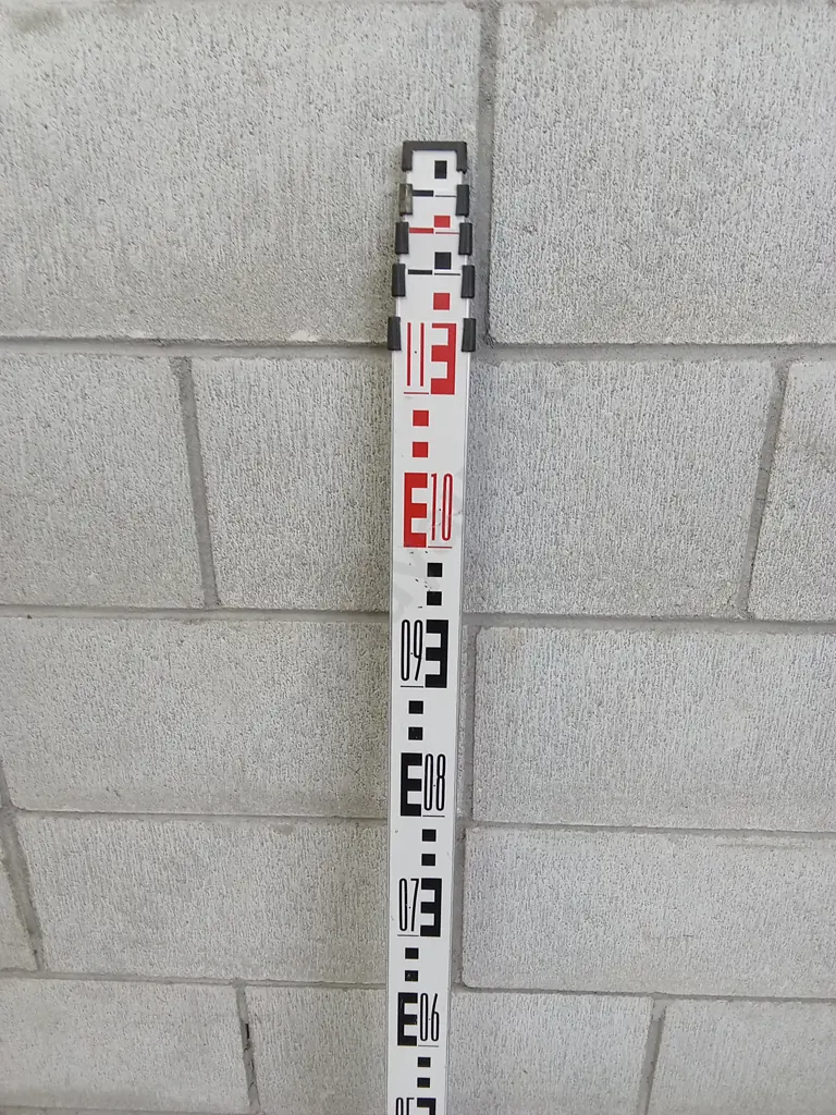 LARGE SURVEYORS TRIPOD AND 5 METER LEVELING E STAFF (MYZOG) Image 1++