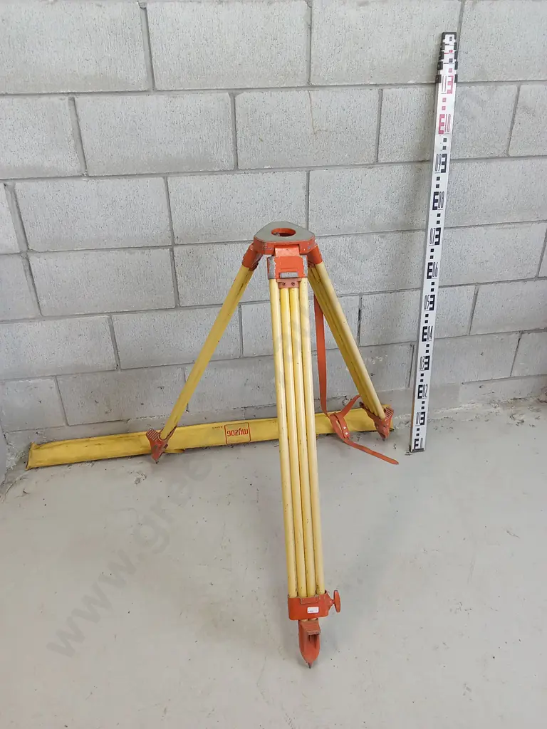 LARGE SURVEYORS TRIPOD AND 5 METER LEVELING E STAFF (MYZOG) Image 1++