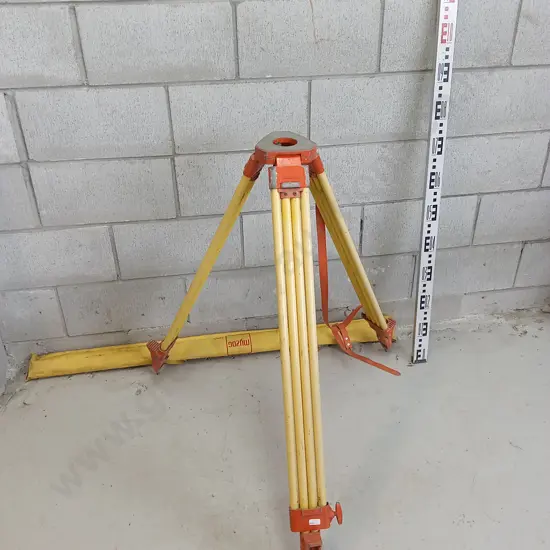 LARGE SURVEYORS TRIPOD AND 5 METER LEVELING E STAFF (MYZOG)