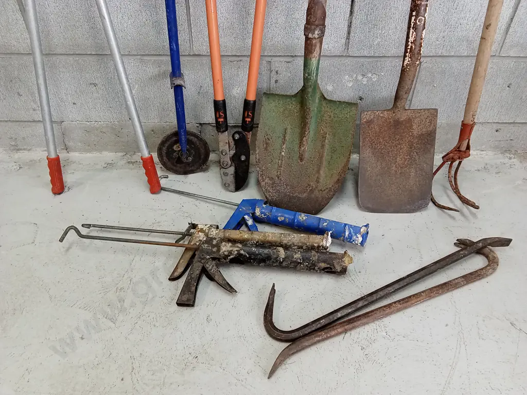 COLLECTION OF GARDEN HAND TOOLS Image 1++