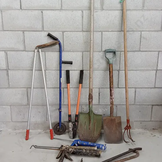 COLLECTION OF GARDEN HAND TOOLS