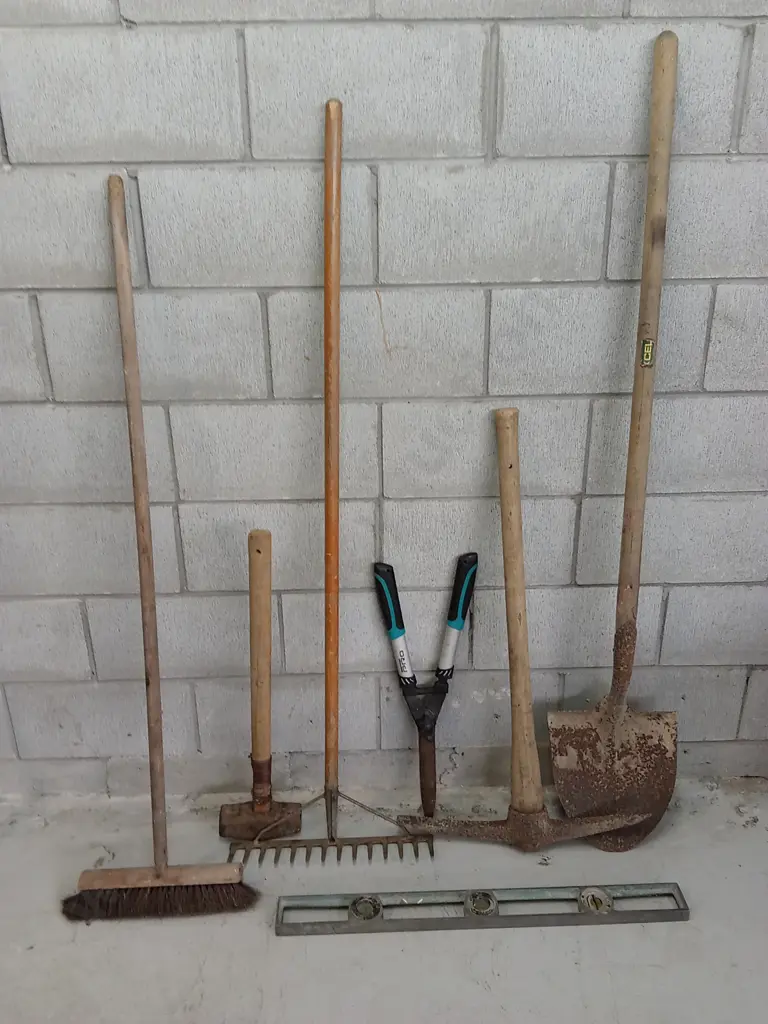 COLLECTION OF GARDEN HAND TOOLS Image 1++