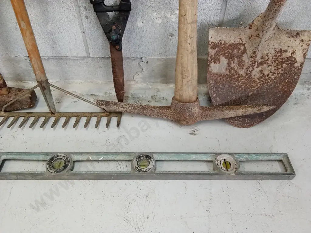 COLLECTION OF GARDEN HAND TOOLS Image 1++