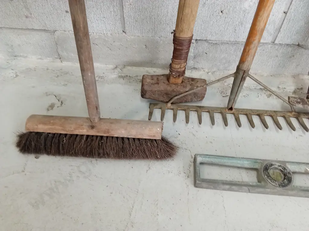 COLLECTION OF GARDEN HAND TOOLS Image 1++