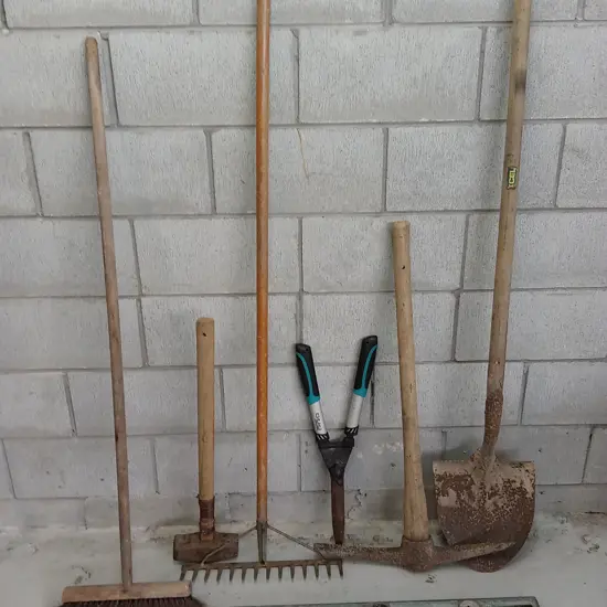 COLLECTION OF GARDEN HAND TOOLS