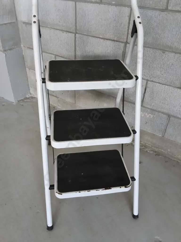 WHITE STEEL 3 STEP FOLDING LADDER Image 1++