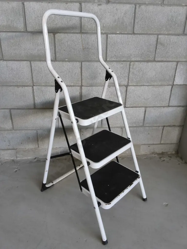 WHITE STEEL 3 STEP FOLDING LADDER Image 1++