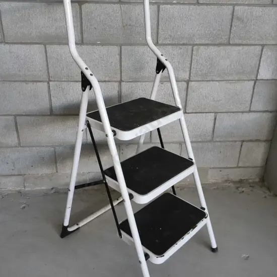 WHITE STEEL 3 STEP FOLDING LADDER