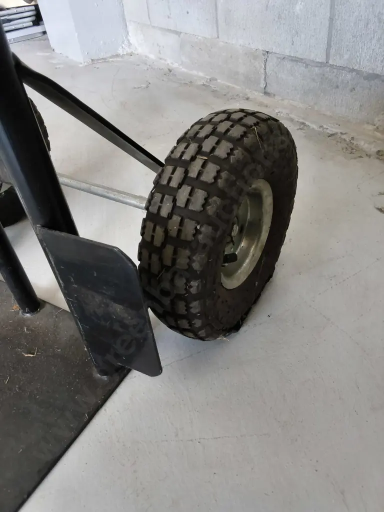 HEAVY DUTY HAND TROLLEY, DAMAGED TIRE Image 1++