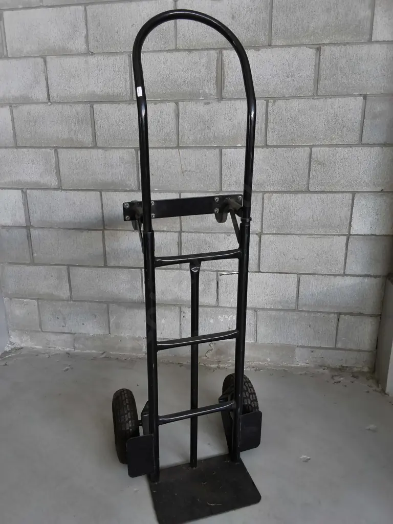 HEAVY DUTY HAND TROLLEY, DAMAGED TIRE Image 1++