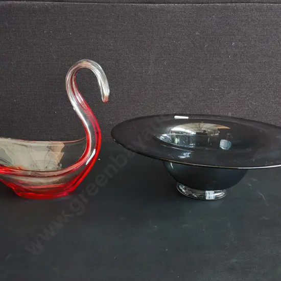 VINTAGE MID CENTURY MODERN ART GLASS, MURANO STYLE RED SOMMERSO SWAN, AND SMOKE GLASS PEDESTAL BOWL, TALLEST H 20 CM