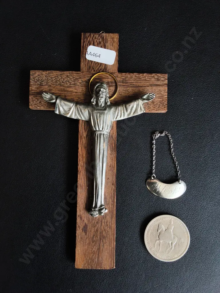 3 PIECES VINTAGE COLLECTORS ITEMS, RISEN CHRIST CRUCIFIX, SILVER PLATED DECANTER LABEL AND COMMEMORATIVE COIN Image 1++