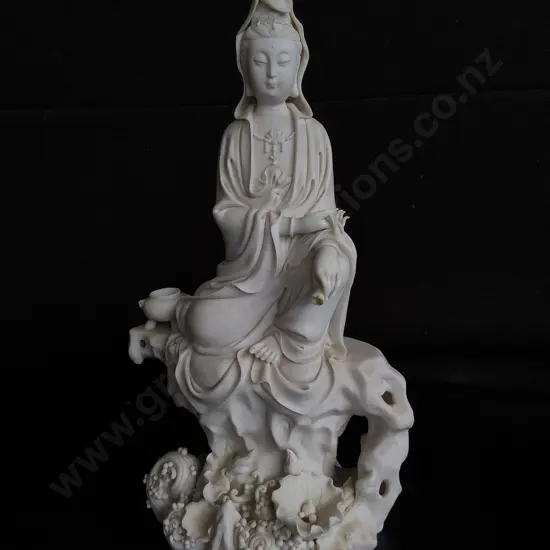 VINTAGE CHINESE BLANC DE CHINE DEHUA PORCELAIN FIGURINE OF GUANYIN, H 34 CM