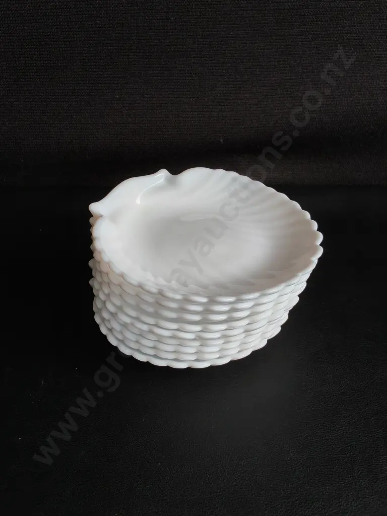 SET OF 9 VINTAGE WHITE MILK GLASS SHELL PLATES, W 14 CM Image 1++