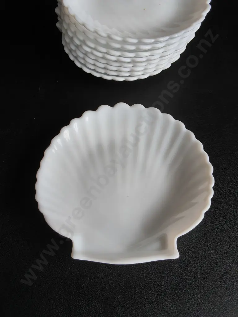SET OF 9 VINTAGE WHITE MILK GLASS SHELL PLATES, W 14 CM Image 1++