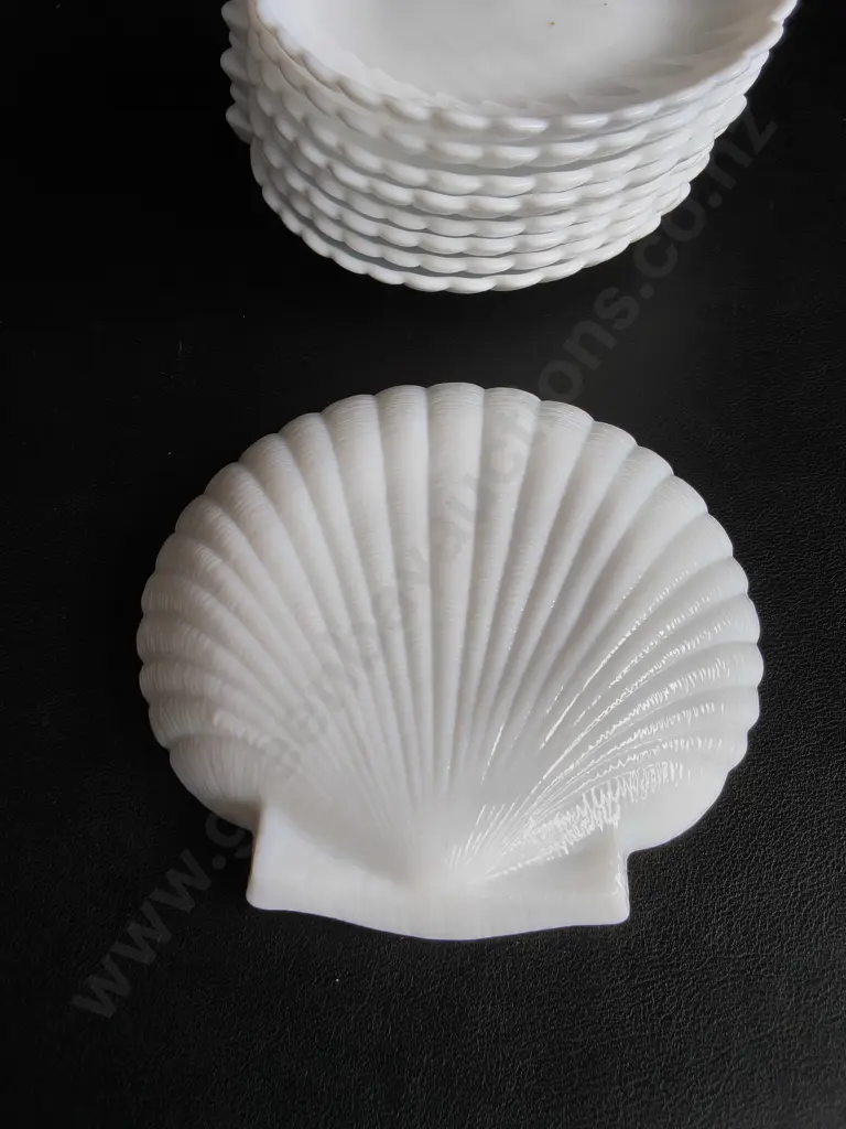 SET OF 9 VINTAGE WHITE MILK GLASS SHELL PLATES, W 14 CM Image 1++