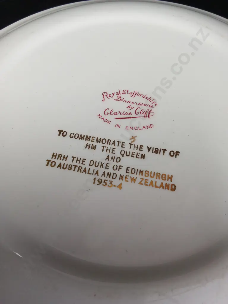 VINTAGE QUEEN ELIZABETH II CORONATION COMMEMORATIVE PLATE Image 1++