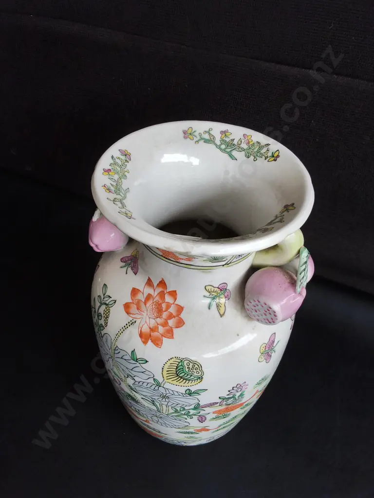 VINTAGE CHINESE FAMILLE ROSE LOTUS AND KOI FISH PORCELAIN VASE WITH POMEGRANATE HANDLES, H 30 CM Image 1++