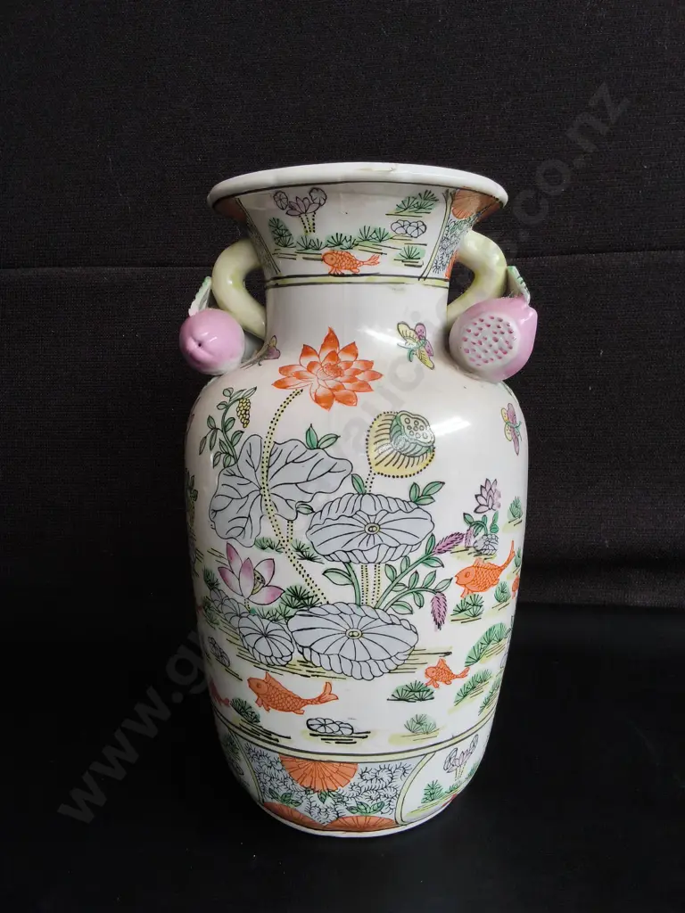VINTAGE CHINESE FAMILLE ROSE LOTUS AND KOI FISH PORCELAIN VASE WITH POMEGRANATE HANDLES, H 30 CM Image 1++
