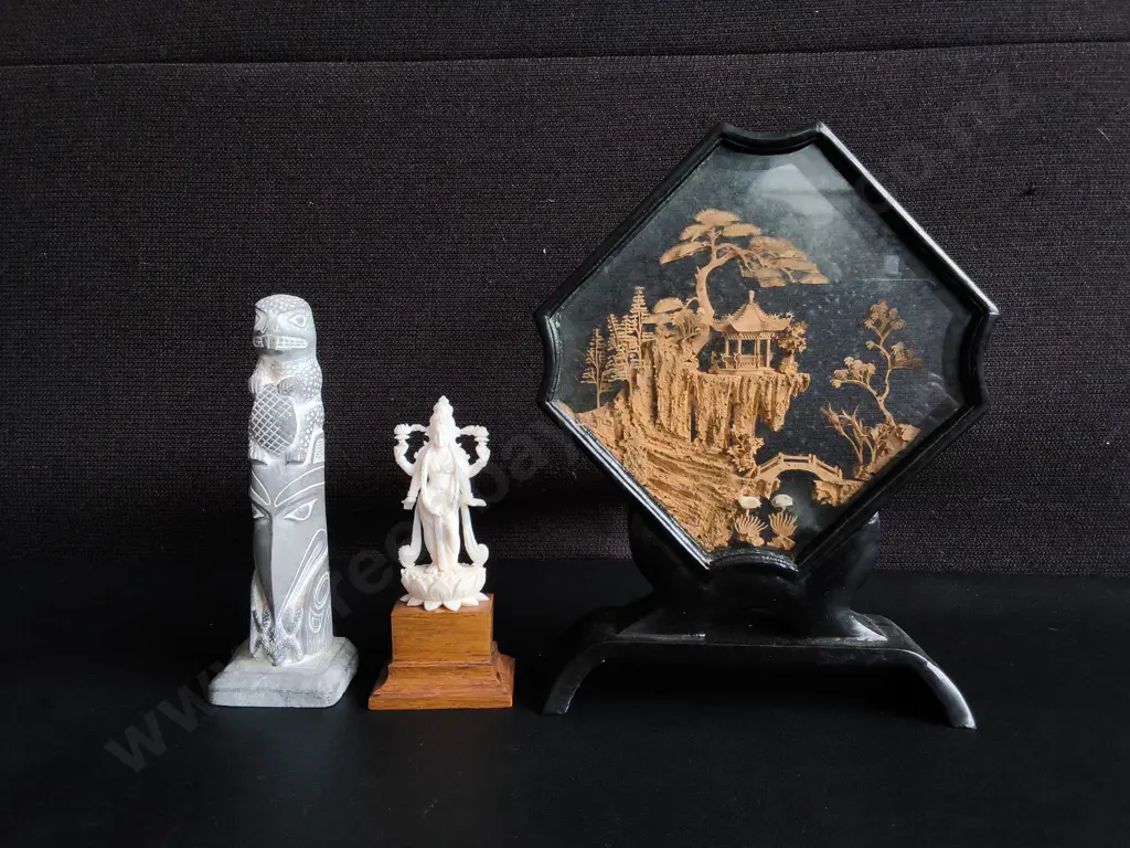 VINTAGE ASIAN ART AND COLLECTIBLES, INCLUDING CARVED TOTEM, CORK DIORAMA, AND DEITY, TALLEST H 22 CM Image 1++