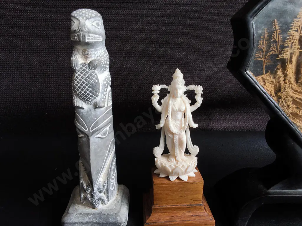 VINTAGE ASIAN ART AND COLLECTIBLES, INCLUDING CARVED TOTEM, CORK DIORAMA, AND DEITY, TALLEST H 22 CM Image 1++