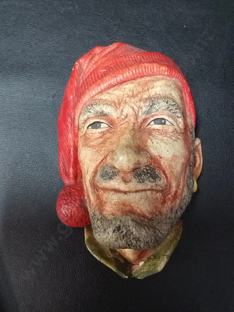 2 VINTAGE BOSSONS CHLAKWARE WALL MASKS "RED HAT" AND "SIKH MAN" TALLEST H13CM Image 1++