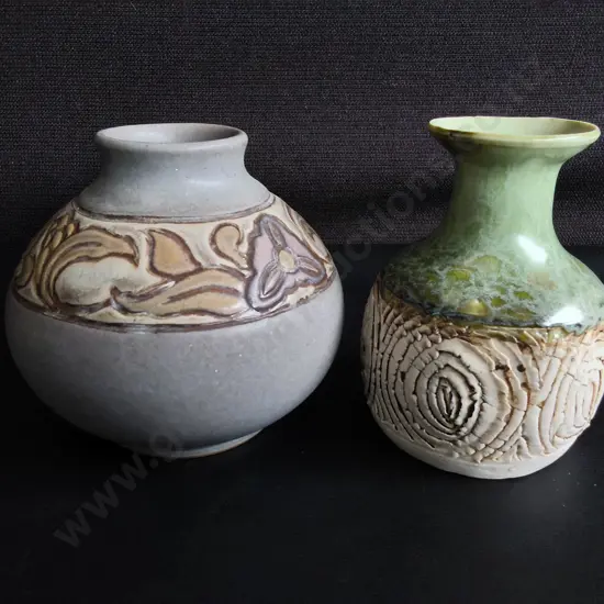 PAIR OF HANDCRAFTED CERAMIC VASES, TALLEST H 13 CM