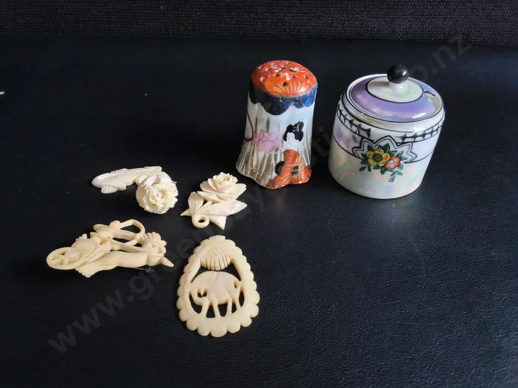 VINTAGE ASIAN CARVED CHARMS, AND HAND PAINTED PORCELAIN, TALLEST H 7 CM Image 1++
