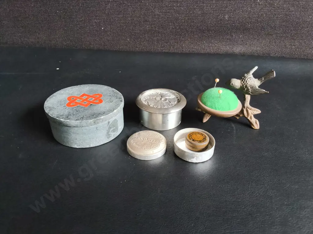 COLLECTION OF VINTAGE SMALL CONTAINERS AND METAL BIRD PIN CUSHION, TALLEST H 6 CM Image 1++