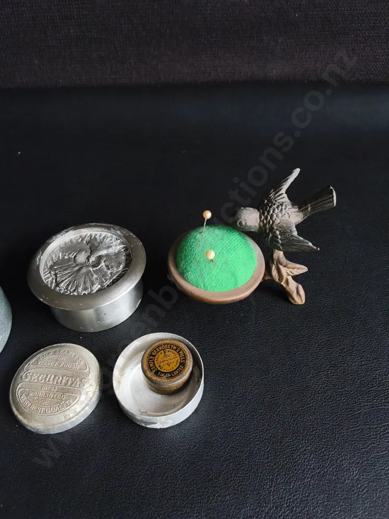 COLLECTION OF VINTAGE SMALL CONTAINERS AND METAL BIRD PIN CUSHION, TALLEST H 6 CM Image 1++