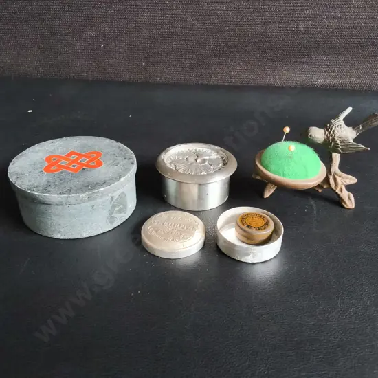 COLLECTION OF VINTAGE SMALL CONTAINERS AND METAL BIRD PIN CUSHION, TALLEST H 6 CM