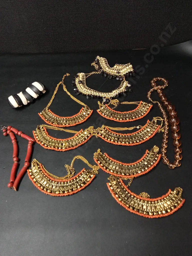 BOX OF ASSORTED JEWELLERY Image 1++