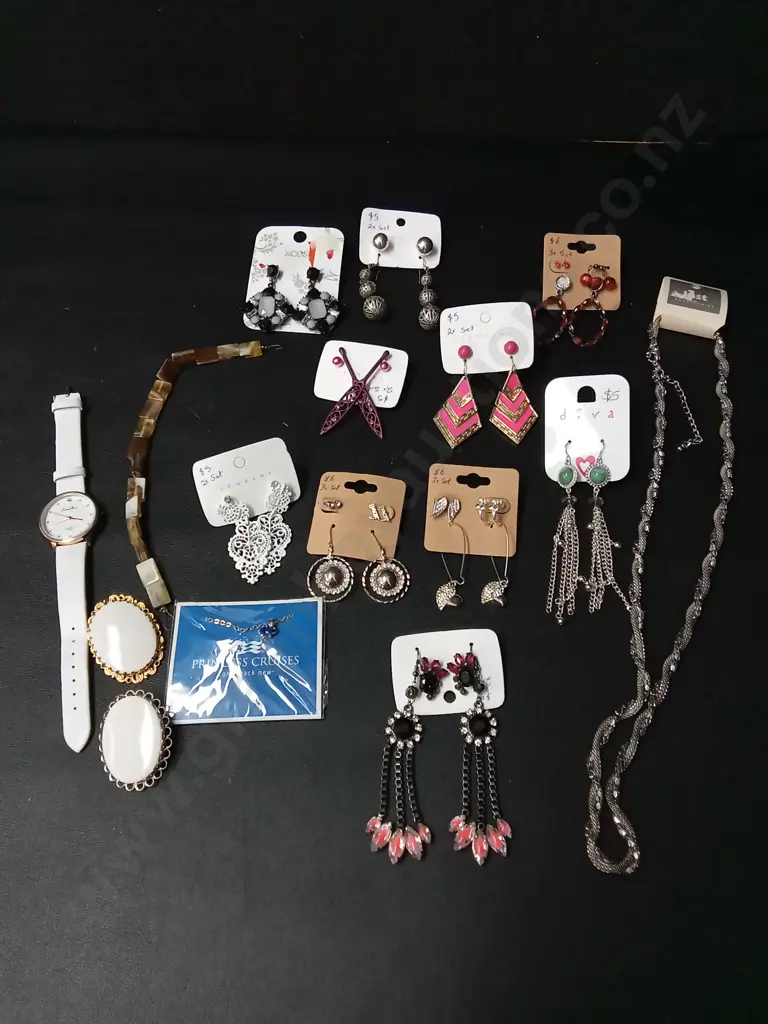 BOX OF ASSORTED JEWELLERY Image 1++