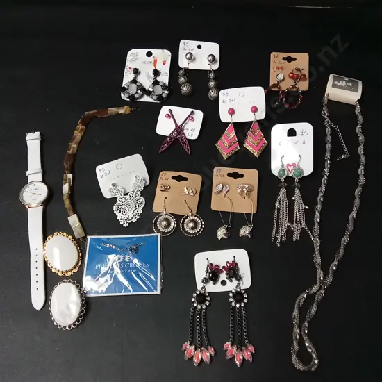BOX OF ASSORTED JEWELLERY