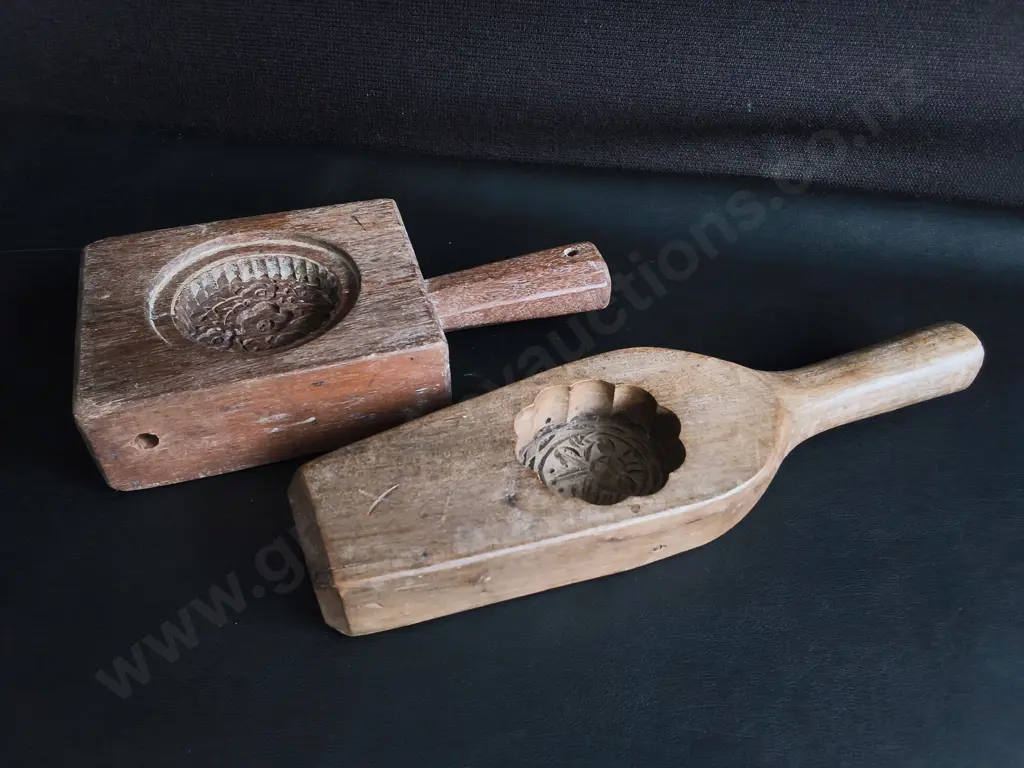 PAIR OF VINTAGE WOODEN PASTRY AND CONFECTIONARY MOLDS, WIDEST W 34 CM Image 1++