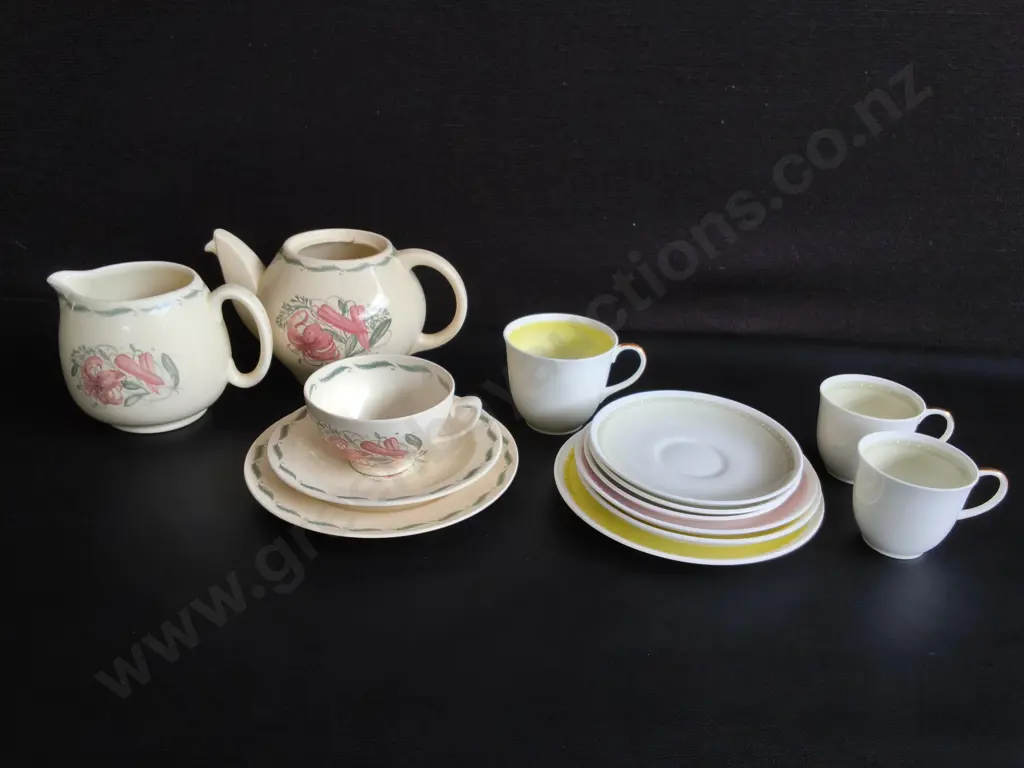 VINTAGE SUSIE COOPER TEA SERVICE DISHES, ART DECO KESTREL "TIGER LILY" AND RAISED SPOTS, 14 PIECES, MISSING TEA POT LID Image 1++