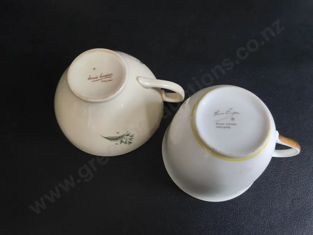 VINTAGE SUSIE COOPER TEA SERVICE DISHES, ART DECO KESTREL "TIGER LILY" AND RAISED SPOTS, 14 PIECES, MISSING TEA POT LID Image 1++