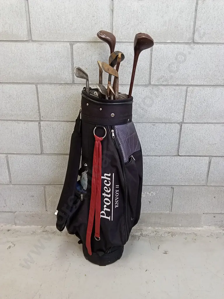 SET OF VINTAGE WOODEN AND METAL GOLF CLUBS IN MULTI POCKET CARRYING STAND Image 1++