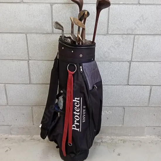SET OF VINTAGE WOODEN AND METAL GOLF CLUBS IN MULTI POCKET CARRYING STAND