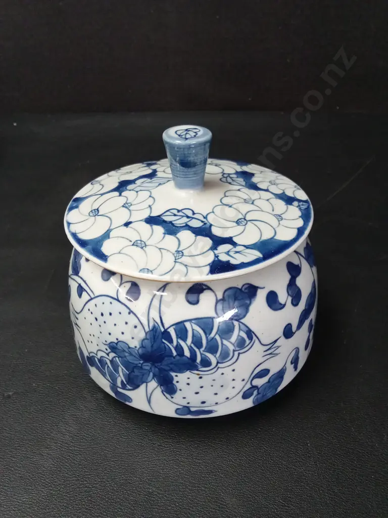4 CHINESE DRAGON RICE-GRAIN BOWLS D15CM AND A CERAMIC JAR Image 1++