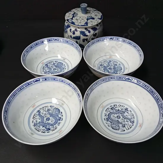 4 CHINESE DRAGON RICE-GRAIN BOWLS D15CM AND A CERAMIC JAR