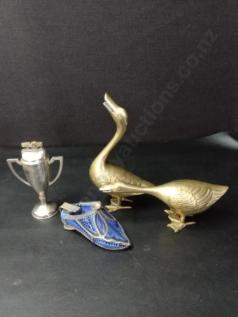2 VINTAGE BRASS DUCKS TALLEST H23CM, BABOUCHE TRINKET DISH AND TROPHEY TABLE LIGHTER Image 1++