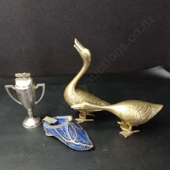 2 VINTAGE BRASS DUCKS TALLEST H23CM, BABOUCHE TRINKET DISH AND TROPHEY TABLE LIGHTER